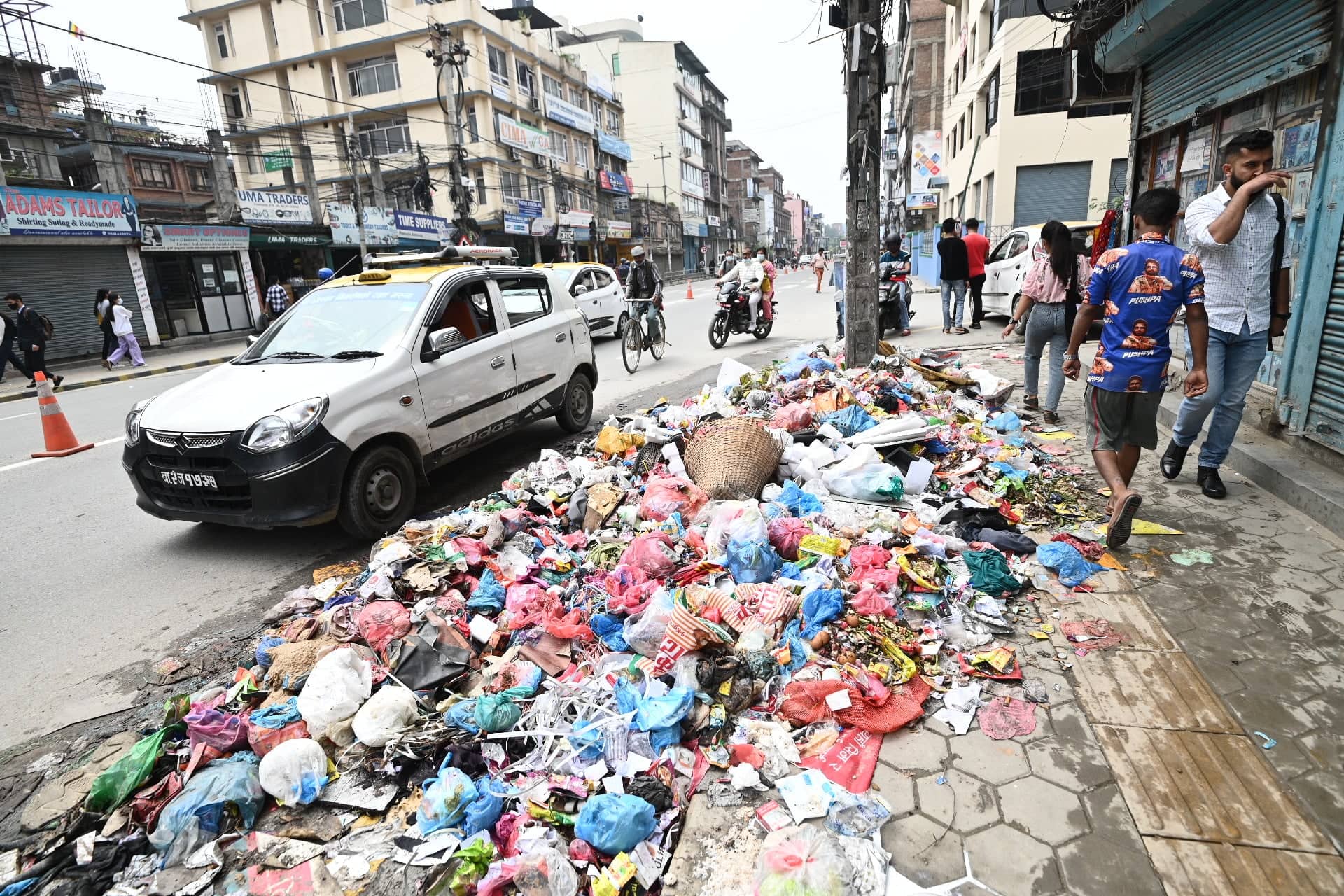 काठमाडौंमा थुप्रियो फोहर, जताततै दुर्गन्ध